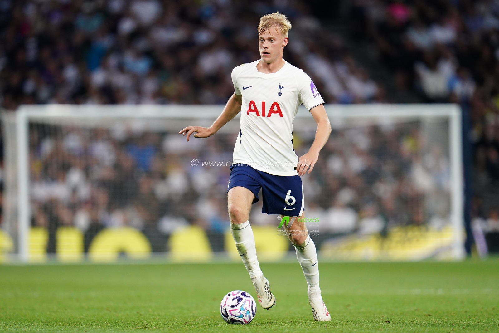 Jan Paul van Hecke of Tottenham Hotspur with the ball during the Premier League match Tottenham Hotspur vs Everton at Tottenham Hotspur Stadium, London, United Kingdom on 12 September 2026

(Photo by Harvey Murphy/News Images)