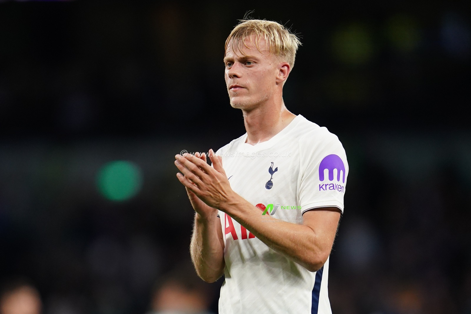 Jan Paul van Hecke of Tottenham Hotspur applauds home support at full time during the Premier League match Tottenham Hotspur vs Everton at Tottenham Hotspur Stadium, London, United Kingdom on 12 September 2026

(Photo by Harvey Murphy/News Images)