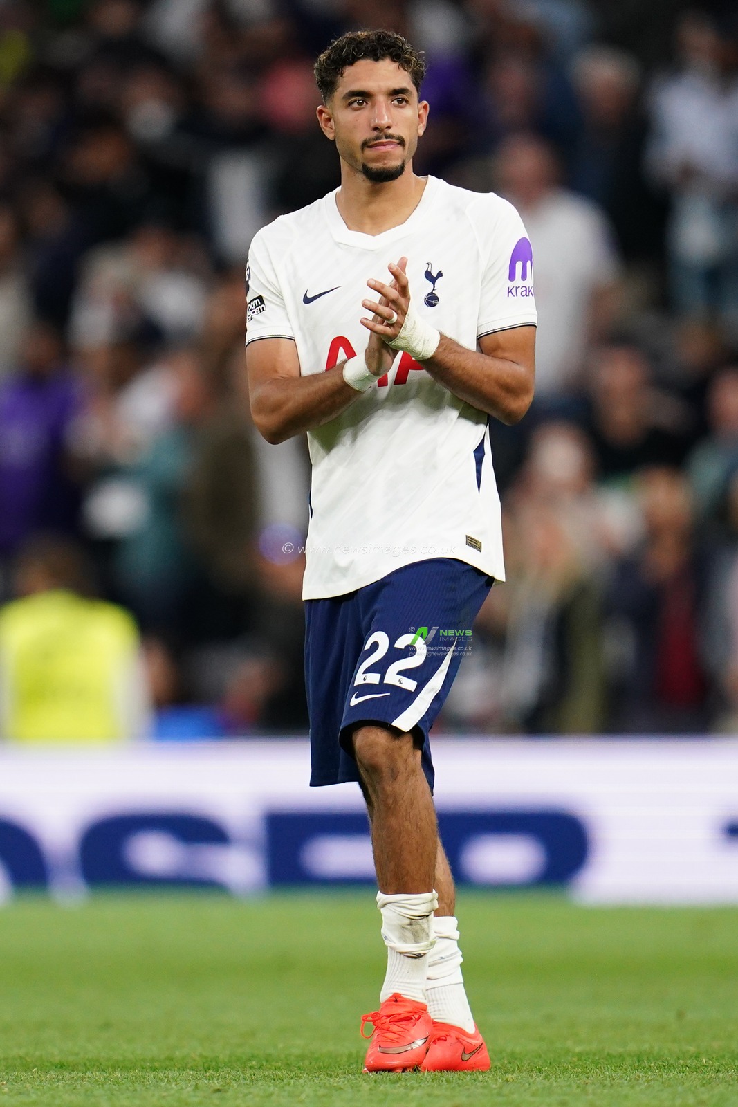 Omar Marmoush of Tottenham Hotspur applauds home support at full time during the Premier League match Tottenham Hotspur vs Everton at Tottenham Hotspur Stadium, London, United Kingdom on 12 September 2026

(Photo by Harvey Murphy/News Images)