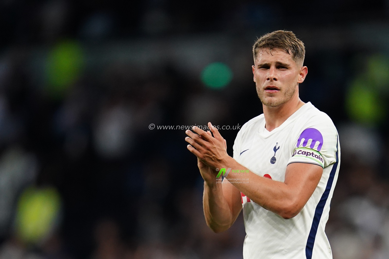 Micky van de Ven of Tottenham Hotspur applauds home support at full time during the Premier League match Tottenham Hotspur vs Everton at Tottenham Hotspur Stadium, London, United Kingdom on 12 September 2026

(Photo by Harvey Murphy/News Images)