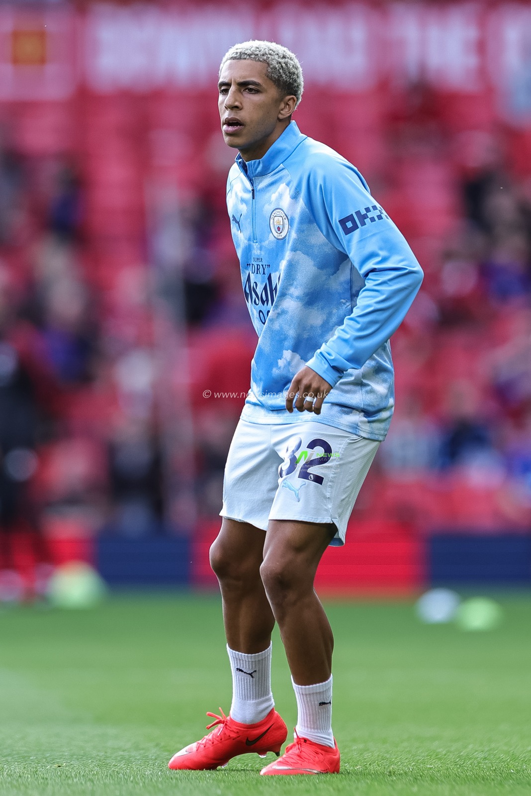 Rico Lewis of Manchester City in the pregame warmup session during the Premier League match Manchester United vs Manchester City at Old Trafford, Manchester, United Kingdom on 13 September 2026

(Photo by Mark Cosgrove/News Images)