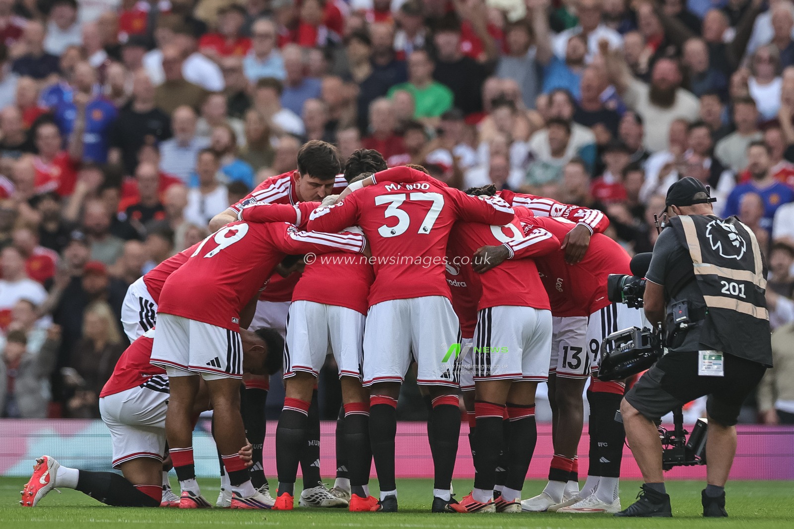 Manchester United team huddle during the Premier League match Manchester United vs Manchester City at Old Trafford, Manchester, United Kingdom on 13 September 2026

(Photo by Mark Cosgrove/News Images)