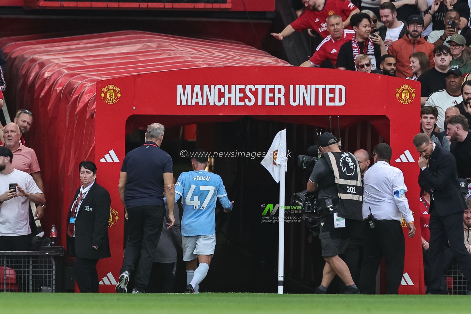 Phil Foden of Manchester City walks up the tunnel after being sent off during the Premier League match Manchester United vs Manchester City at Old Trafford, Manchester, United Kingdom on 13 September 2026

(Photo by Mark Cosgrove/News Images)