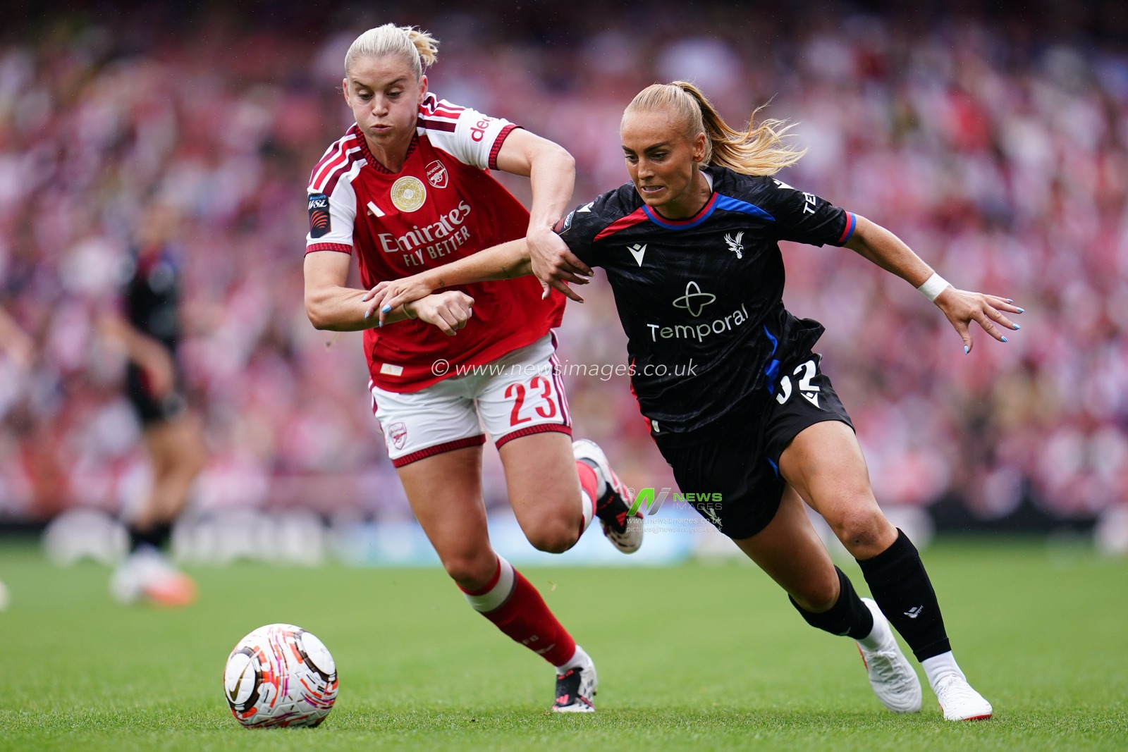 Alessia Russo of Arsenal and Molly Bartrip of Crystal Palace battle during the Women's Super League match Arsenal vs Crystal Palace at Emirates, London, United Kingdom on 13 September 2026

(Photo by Harvey Murphy/News Images)