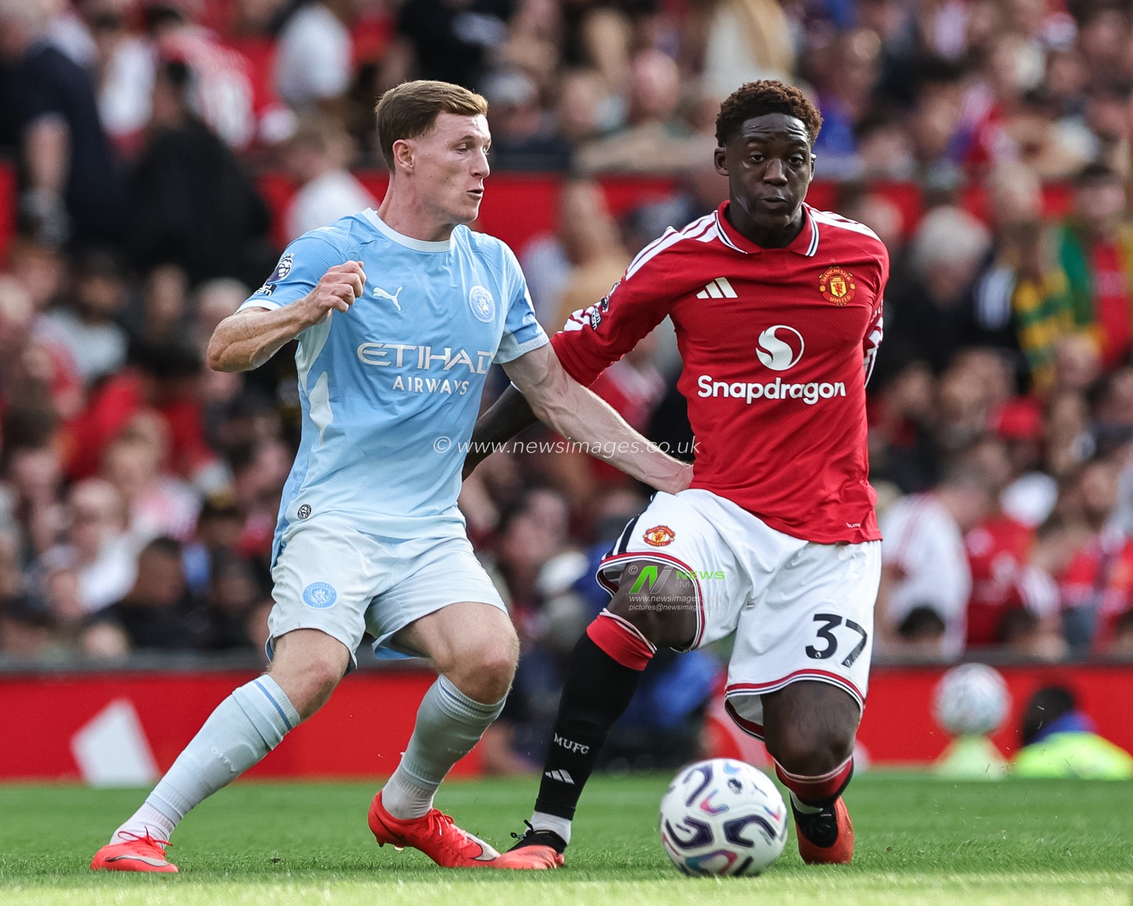 Elliot Anderson of Manchester City and Kobbie Mainoo of Manchester United battle for the ball during the Premier League match Manchester United vs Manchester City at Old Trafford, Manchester, United Kingdom on 13 September 2026

(Photo by Mark Cosgrove/News Images)