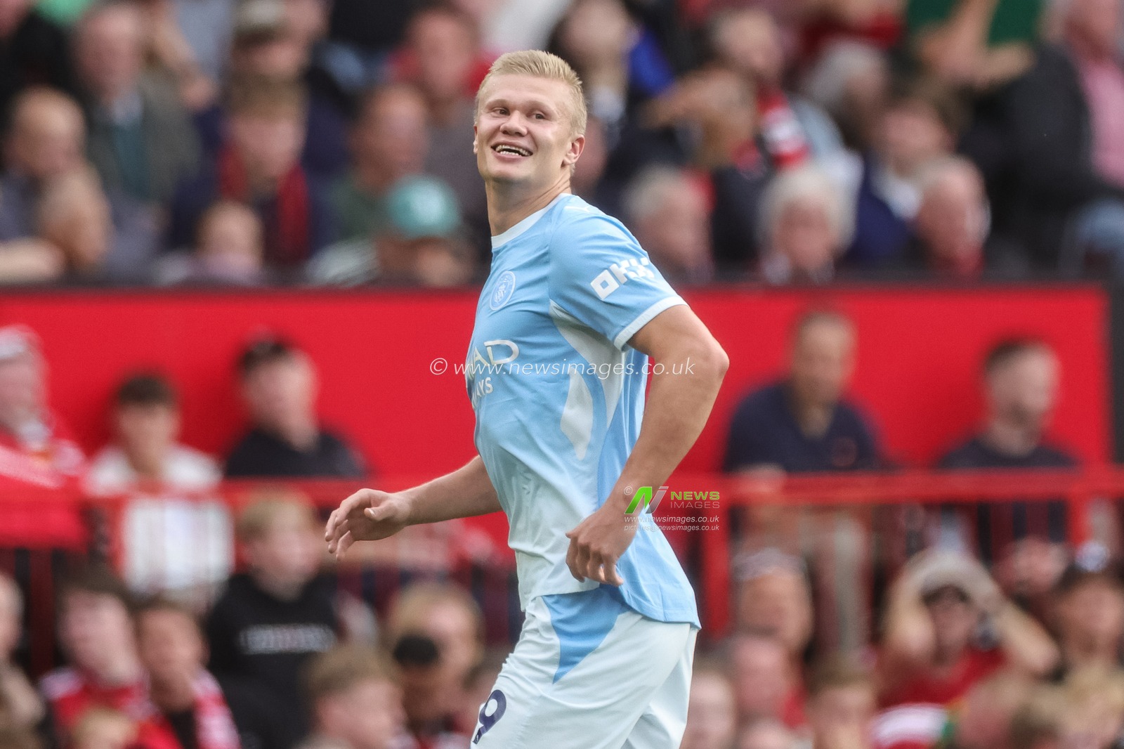 Erling Haaland of Manchester City celebrates his goal to make it 0-1 during the Premier League match Manchester United vs Manchester City at Old Trafford, Manchester, United Kingdom on 13 September 2026

(Photo by Mark Cosgrove/News Images)
