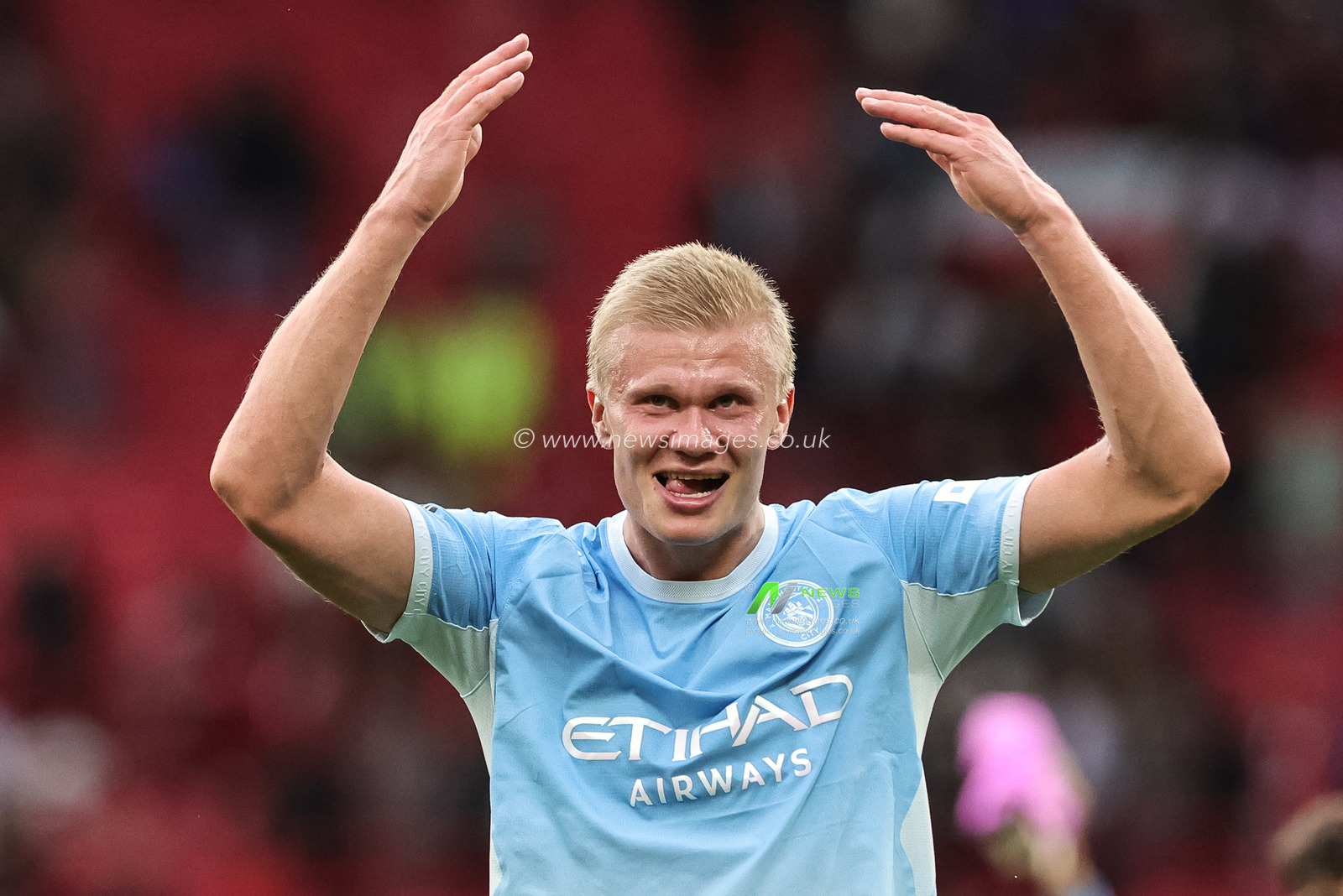 Goalscorer Erling Haaland of Manchester City celebrates the 0-1 win with the City cans during the Premier League match Manchester United vs Manchester City at Old Trafford, Manchester, United Kingdom on 13 September 2026

(Photo by Mark Cosgrove/News Images)