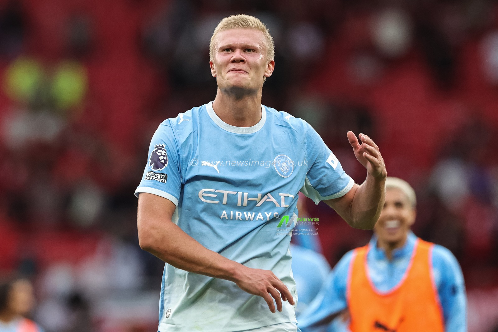 Goalscorer Erling Haaland of Manchester City celebrates the 0-1 win with the City cans during the Premier League match Manchester United vs Manchester City at Old Trafford, Manchester, United Kingdom on 13 September 2026

(Photo by Mark Cosgrove/News Images)
