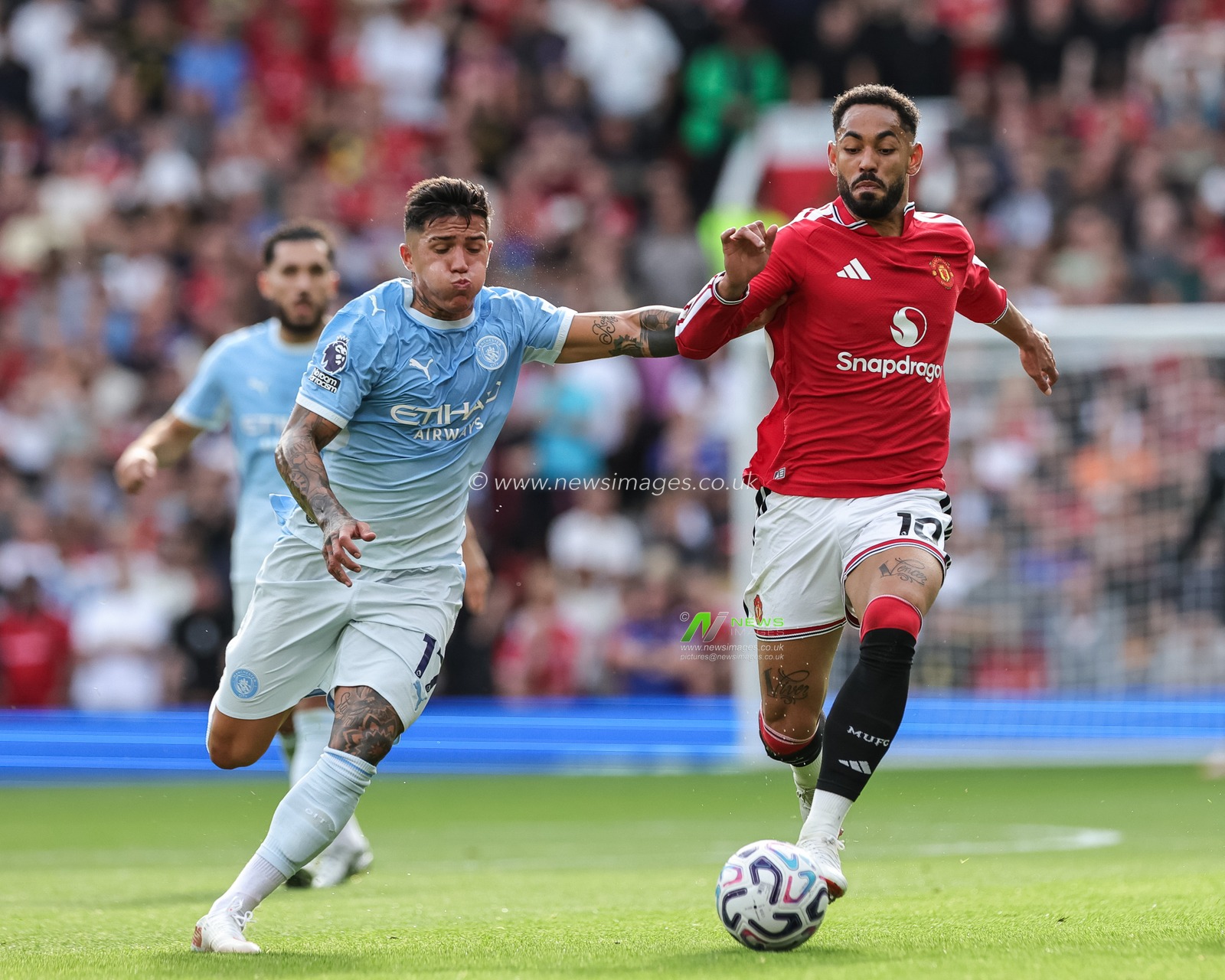 Enzo Fernandez of Manchester City and Matheus Cunha of Manchester United battle for the ball during the Premier League match Manchester United vs Manchester City at Old Trafford, Manchester, United Kingdom on 13 September 2026

(Photo by Mark Cosgrove/News Images)