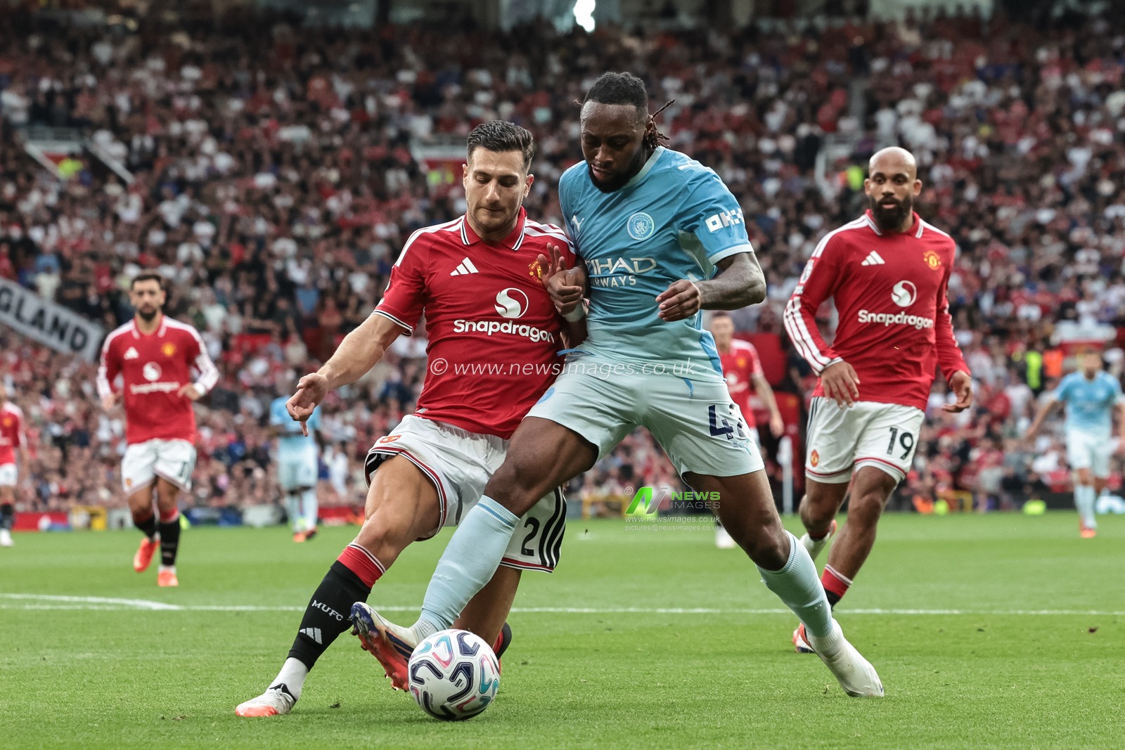 Diogo Dalot of Manchester United holds off Antoine Semenyo of Manchester City during the Premier League match Manchester United vs Manchester City at Old Trafford, Manchester, United Kingdom on 13 September 2026

(Photo by Mark Cosgrove/News Images)
