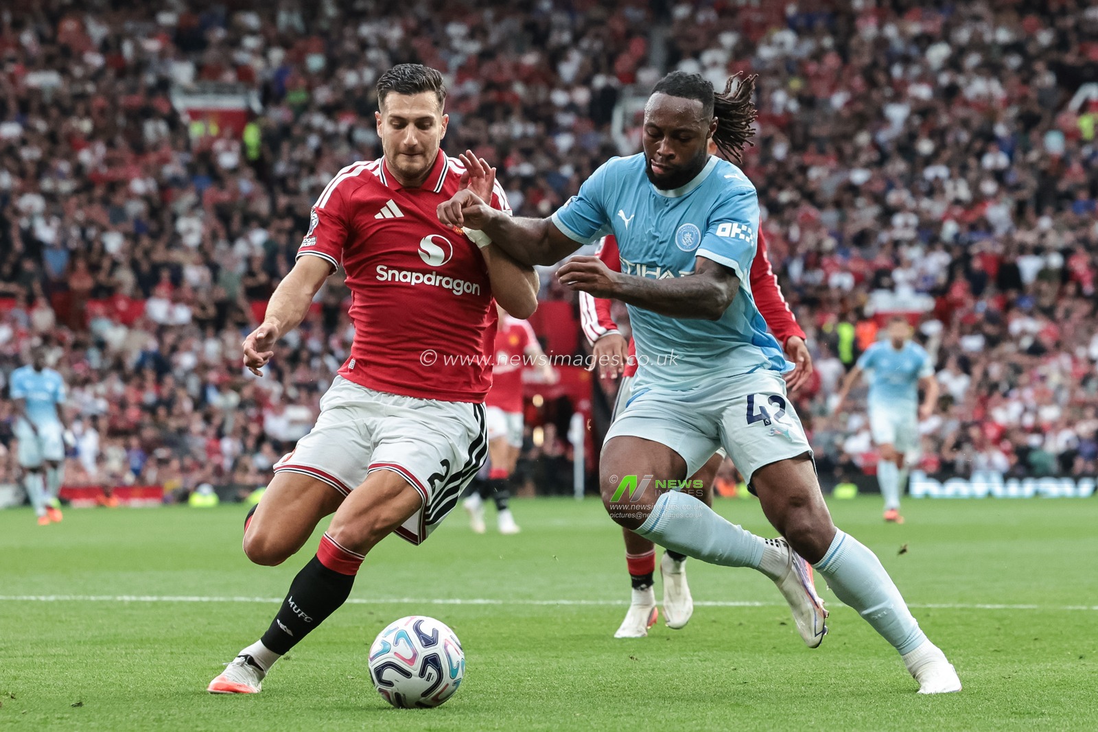 Diogo Dalot of Manchester United holds off Antoine Semenyo of Manchester City during the Premier League match Manchester United vs Manchester City at Old Trafford, Manchester, United Kingdom on 13 September 2026

(Photo by Mark Cosgrove/News Images)
