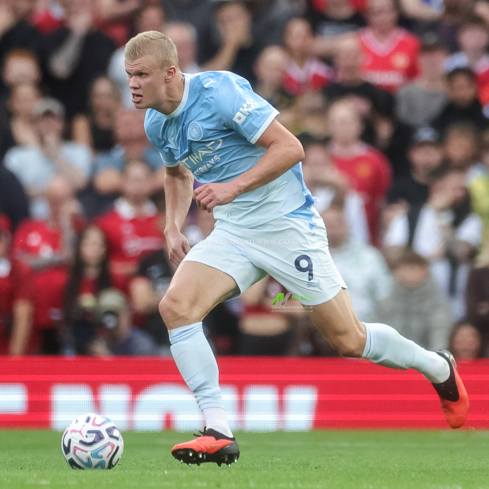 Erling Haaland of Manchester City breaks with the ball during the Premier League match Manchester United vs Manchester City at Old Trafford, Manchester, United Kingdom on 13 September 2026

(Photo by Mark Cosgrove/News Images)