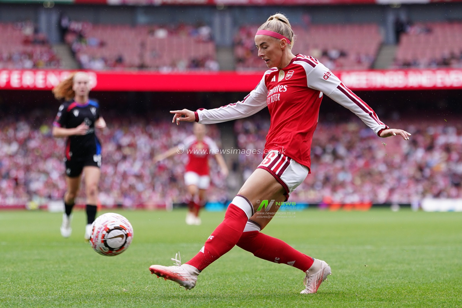 Chloe Kelly of Arsenal attempts cross during the Women's Super League match Arsenal vs Crystal Palace at Emirates, London, United Kingdom on 13 September 2026

(Photo by Harvey Murphy/News Images)