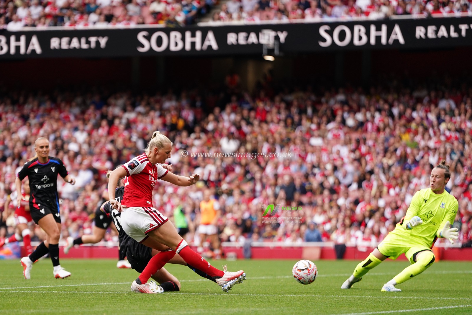 Stina Blackstenius of Arsenal has a shot on goal during the Women's Super League match Arsenal vs Crystal Palace at Emirates, London, United Kingdom on 13 September 2026

(Photo by Harvey Murphy/News Images)