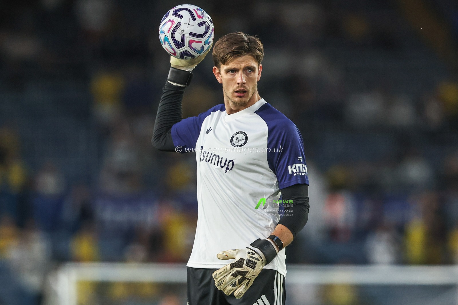 Newcastle United goalkeeper Nick Pope in the pregame warmup session during the Premier League match Leeds United vs Newcastle Untied at Elland Road, Leeds, United Kingdom on 14 September 2026

(Photo by Alfie Cosgrove/News Images)