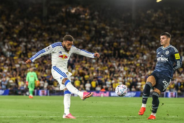 Jayden Bogle of Leeds United takes a shot on goal during the Premier League match Leeds United vs Newcastle Untied at Elland Road, Leeds, United Kingdom on 14 September 2026

(Photo by Alfie Cosgrove/News Images)