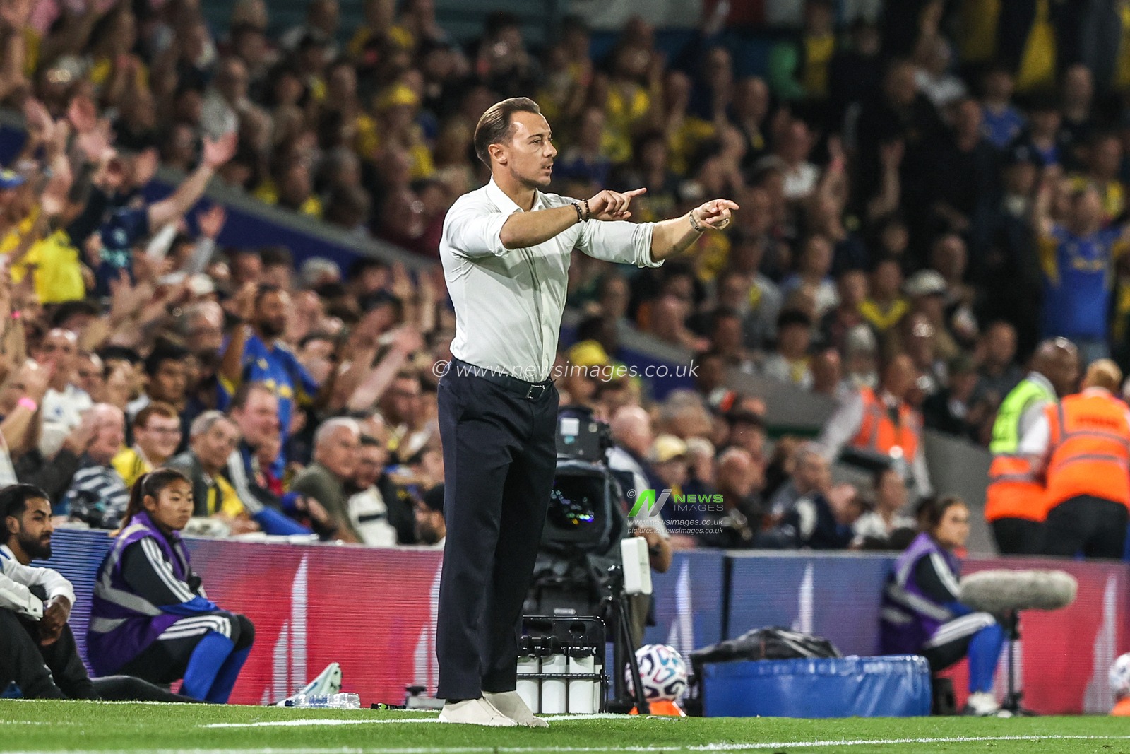Matthias Jaissle manager of Newcastle United gives his team instructions during the Premier League match Leeds United vs Newcastle Untied at Elland Road, Leeds, United Kingdom on 14 September 2026

(Photo by Alfie Cosgrove/News Images)