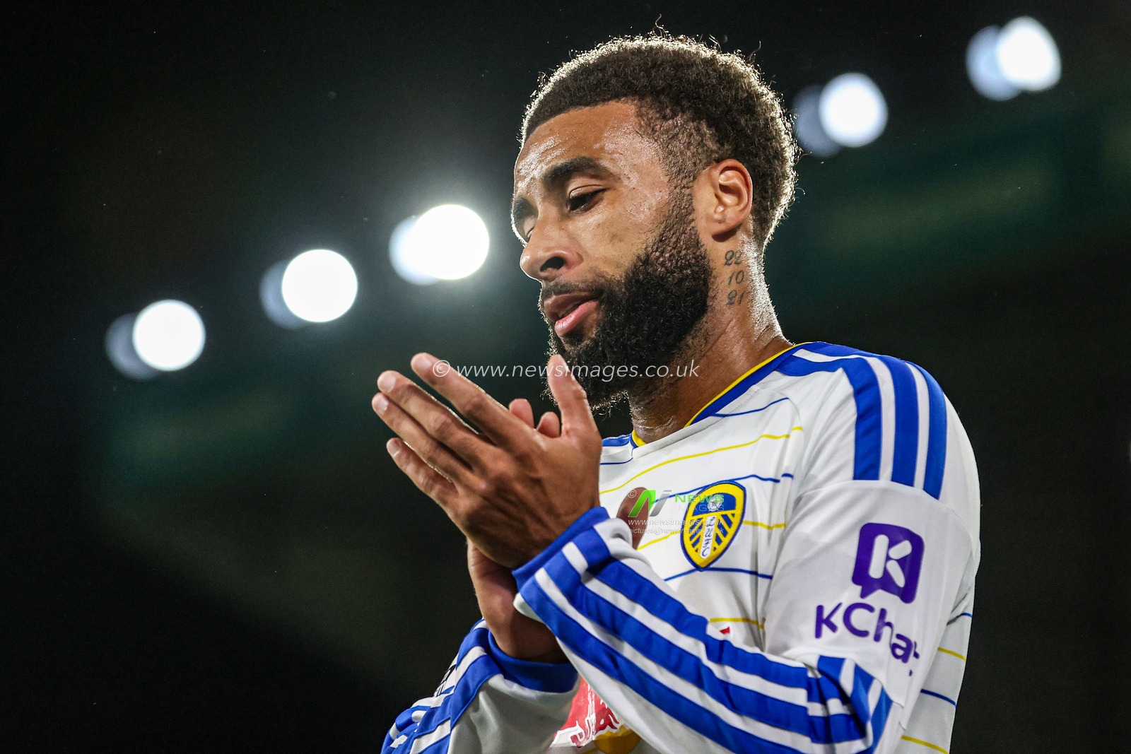 Jayden Bogle of Leeds United applauds the fans as he is substituted off during the Premier League match Leeds United vs Newcastle Untied at Elland Road, Leeds, United Kingdom on 14 September 2026

(Photo by Alfie Cosgrove/News Images)
