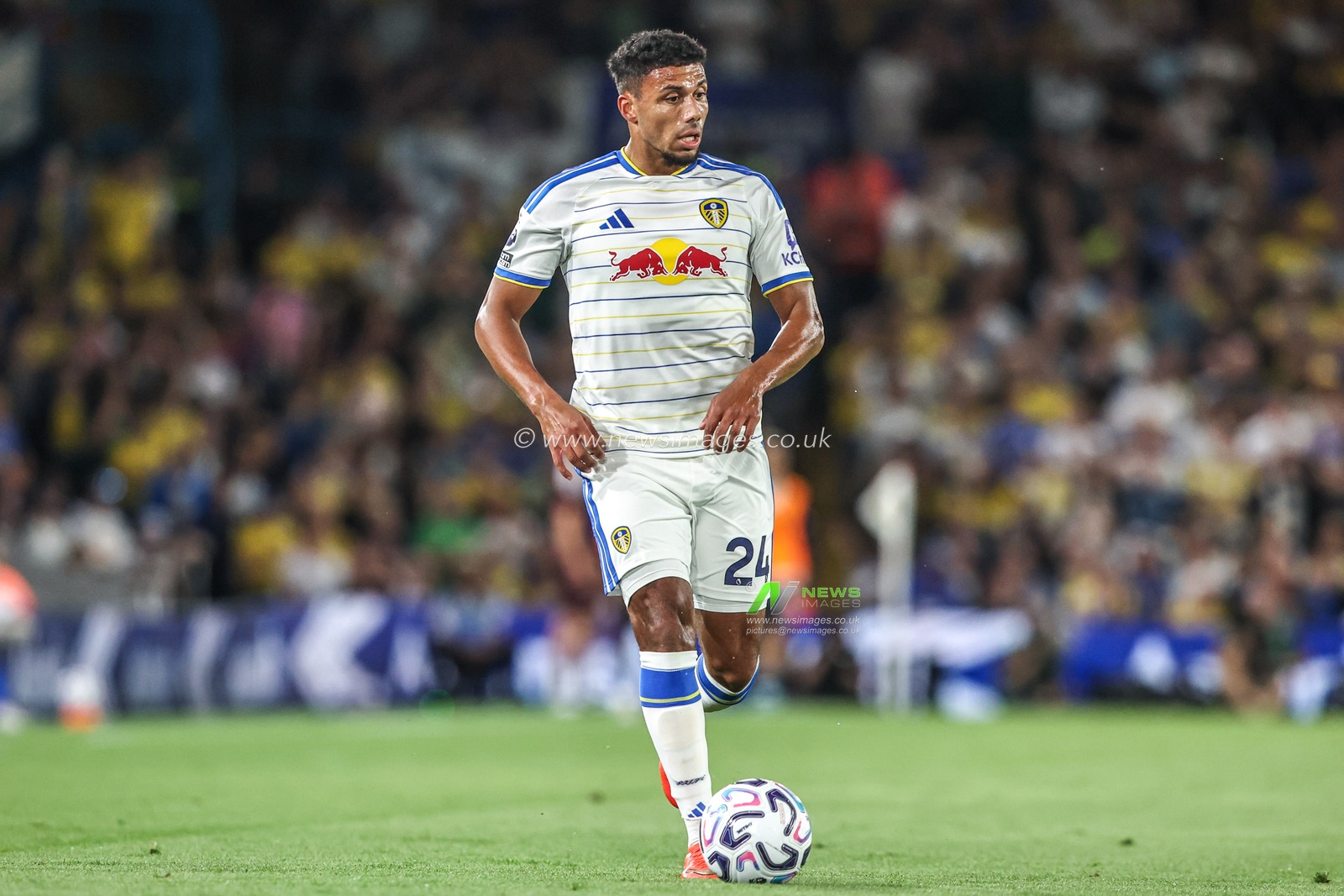 James Justin of Leeds United breaks with the ball during the Premier League match Leeds United vs Newcastle Untied at Elland Road, Leeds, United Kingdom on 14 September 2026

(Photo by Alfie Cosgrove/News Images)