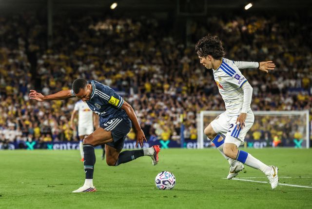 Jacob Murphy of Newcastle United and Ao Tanaka of Leeds United battle for the ball during the Premier League match Leeds United vs Newcastle Untied at Elland Road, Leeds, United Kingdom on 14 September 2026

(Photo by Alfie Cosgrove/News Images)
