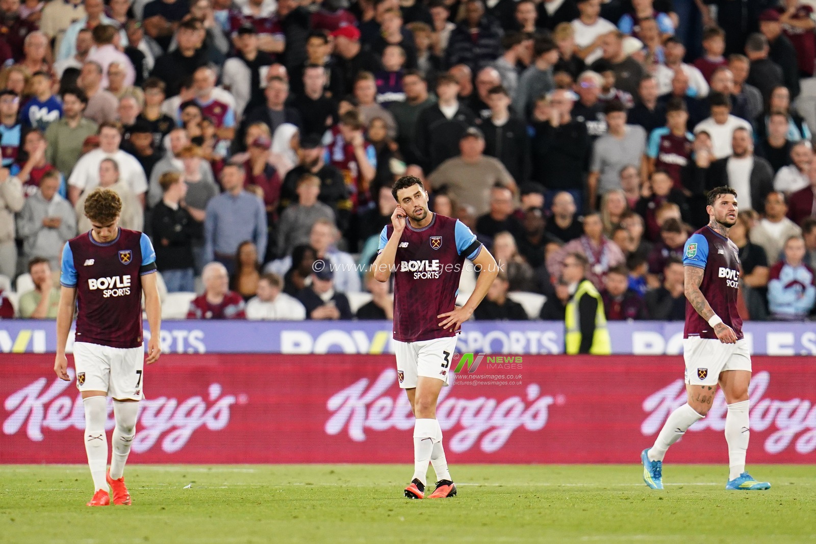 West Ham players look on as Fulham score second goal during the Carabao Cup round 3 match West Ham United vs Fulham at London Stadium, London, United Kingdom on 15 September 2026

(Photo by Harvey Murphy/News Images)