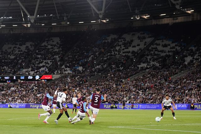 Oscar Bobb of Fulham scores to make it 3-2 during the Carabao Cup round 3 match West Ham United vs Fulham at London Stadium, London, United Kingdom on 15 September 2026

(Photo by Harvey Murphy/News Images)
