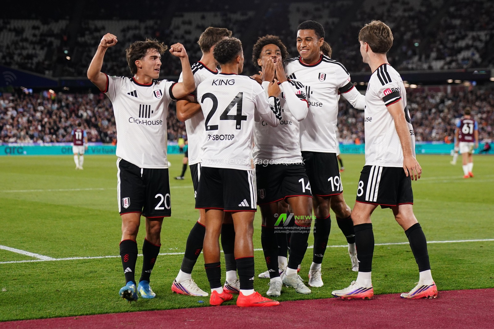 Fulham players celebrate Oscar Bobb of Fulham goal during the Carabao Cup round 3 match West Ham United vs Fulham at London Stadium, London, United Kingdom on 15 September 2026

(Photo by Harvey Murphy/News Images)