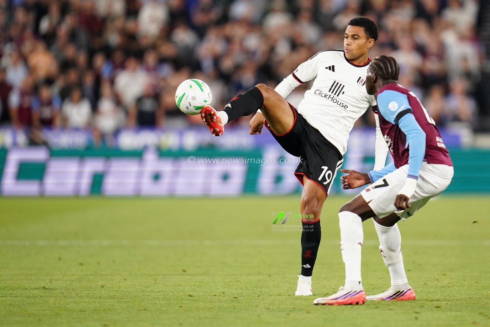 Shea Charles of Fulham and Mohamadou Kante of West Ham United battle during the Carabao Cup round 3 match West Ham United vs Fulham at London Stadium, London, United Kingdom on 15 September 2026

(Photo by Harvey Murphy/News Images)