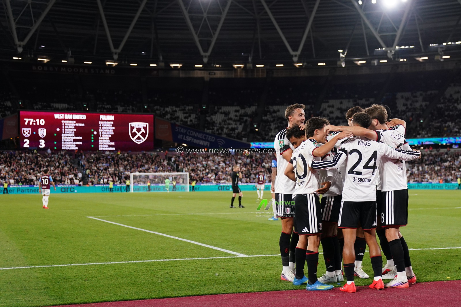 Fulham players celebrate 2-3 lead during the Carabao Cup round 3 match West Ham United vs Fulham at London Stadium, London, United Kingdom on 15 September 2026

(Photo by Harvey Murphy/News Images)
