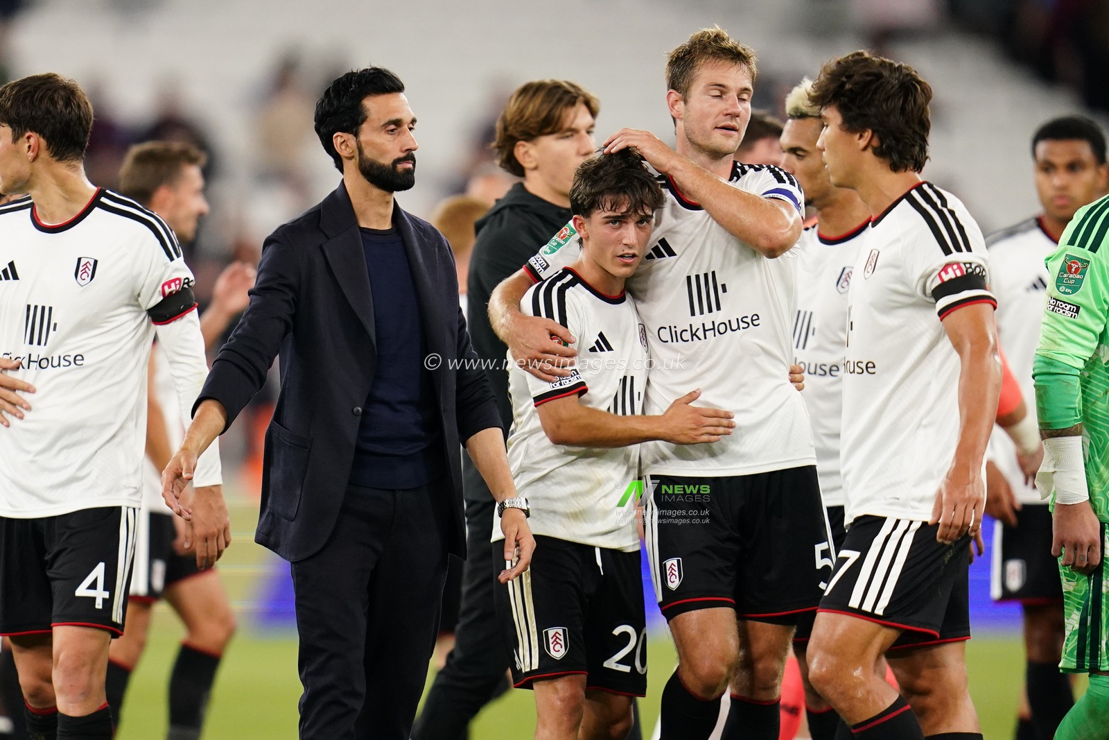 Fulham players celebrate 2-3 win at full time during the Carabao Cup round 3 match West Ham United vs Fulham at London Stadium, London, United Kingdom on 15 September 2026

(Photo by Harvey Murphy/News Images)