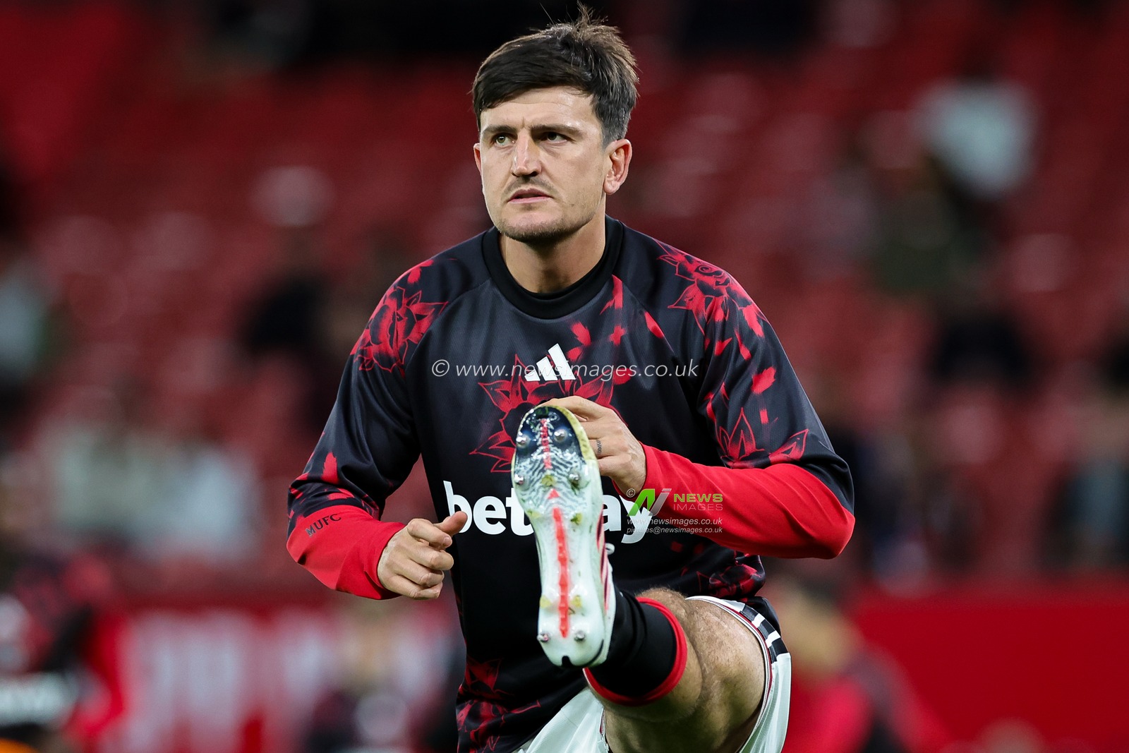 Harry Maguire of Manchester United in the pregame warmup session  during the Carabao Cup round 3 match Manchester United vs Brighton & Hove Albion at Old Trafford, Manchester, United Kingdom on 16 September 2026

(Photo by Mark Cosgrove/News Images)