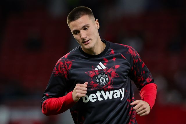 Benjamin Sesko of Manchester United in the pregame warmup session  during the Carabao Cup round 3 match Manchester United vs Brighton & Hove Albion at Old Trafford, Manchester, United Kingdom on 16 September 2026

(Photo by Mark Cosgrove/News Images)