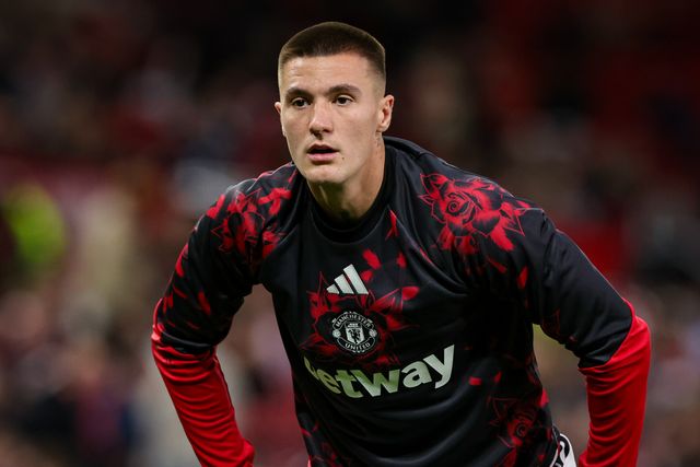 Benjamin Sesko of Manchester United in the pregame warmup session  during the Carabao Cup round 3 match Manchester United vs Brighton & Hove Albion at Old Trafford, Manchester, United Kingdom on 16 September 2026

(Photo by Mark Cosgrove/News Images)