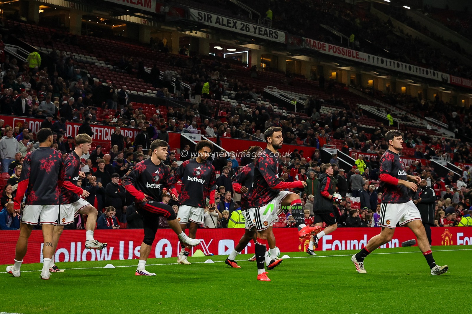 Man United players in the pregame warmup session  during the Carabao Cup round 3 match Manchester United vs Brighton & Hove Albion at Old Trafford, Manchester, United Kingdom on 16 September 2026

(Photo by Mark Cosgrove/News Images)
