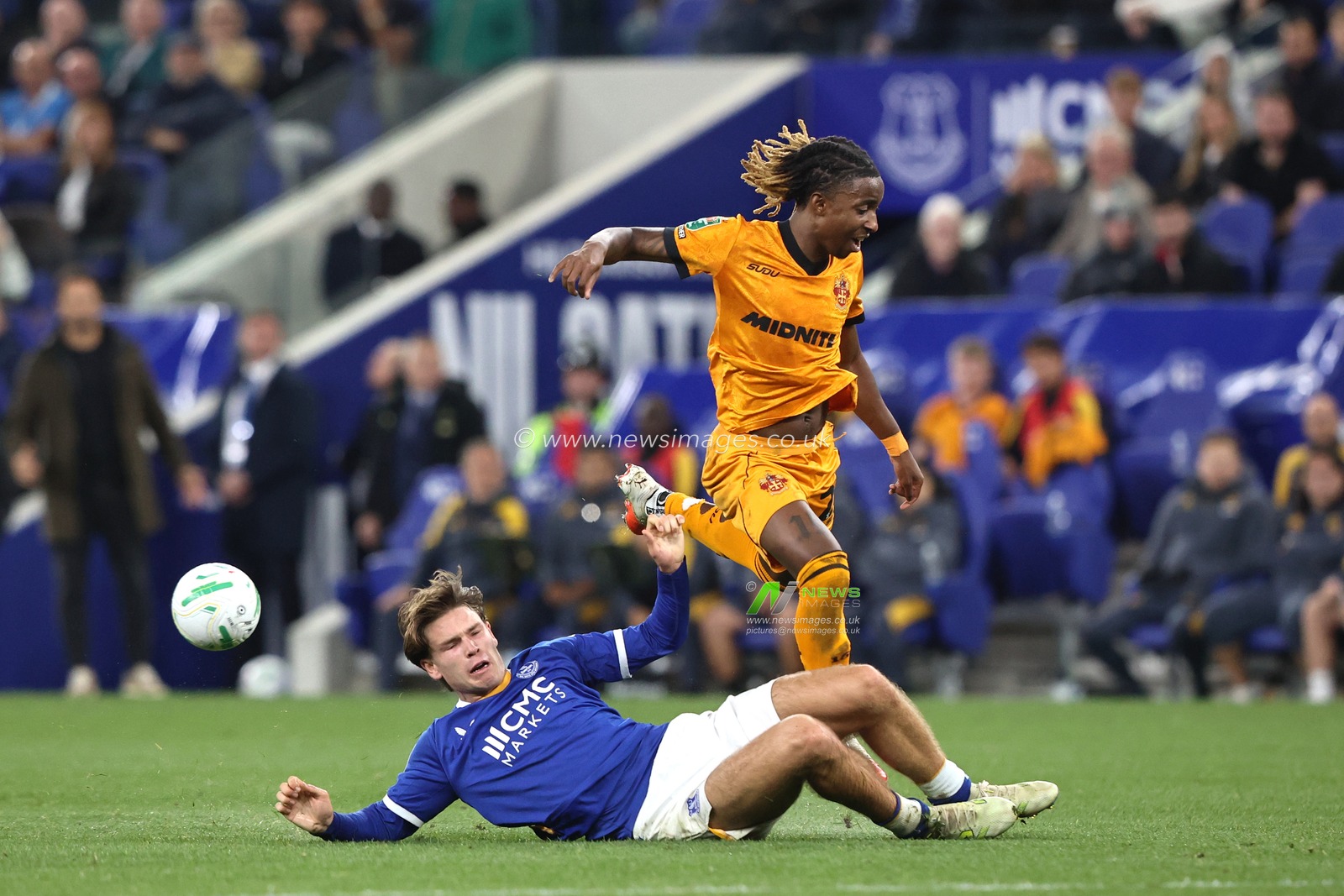 Tawanda Chirewa of Wolverhampton Wanderers is tackled by Tyler Dibling of Everton during the Carabao Cup round 3 match Everton vs Wolverhampton Wanderers at Hill Dickinson Stadium, Liverpool, United Kingdom on 16 September 2026

(Photo by Alfie Cosgrove/News Images)