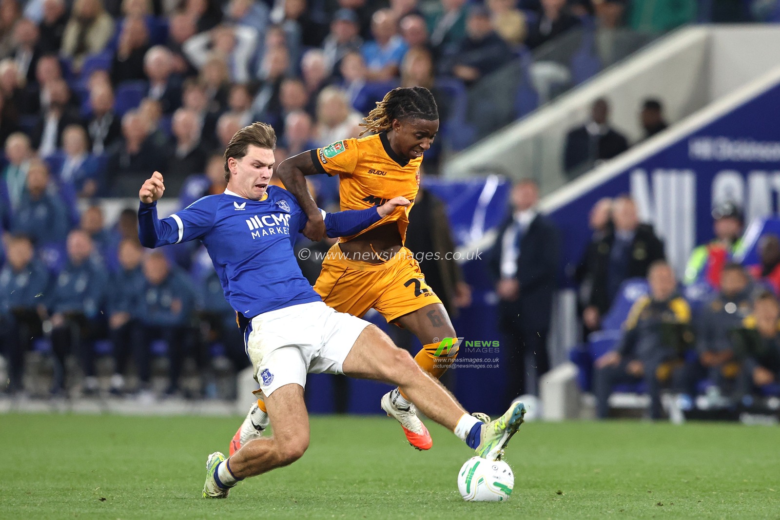 Tawanda Chirewa of Wolverhampton Wanderers is tackled by Tyler Dibling of Everton during the Carabao Cup round 3 match Everton vs Wolverhampton Wanderers at Hill Dickinson Stadium, Liverpool, United Kingdom on 16 September 2026

(Photo by Alfie Cosgrove/News Images)