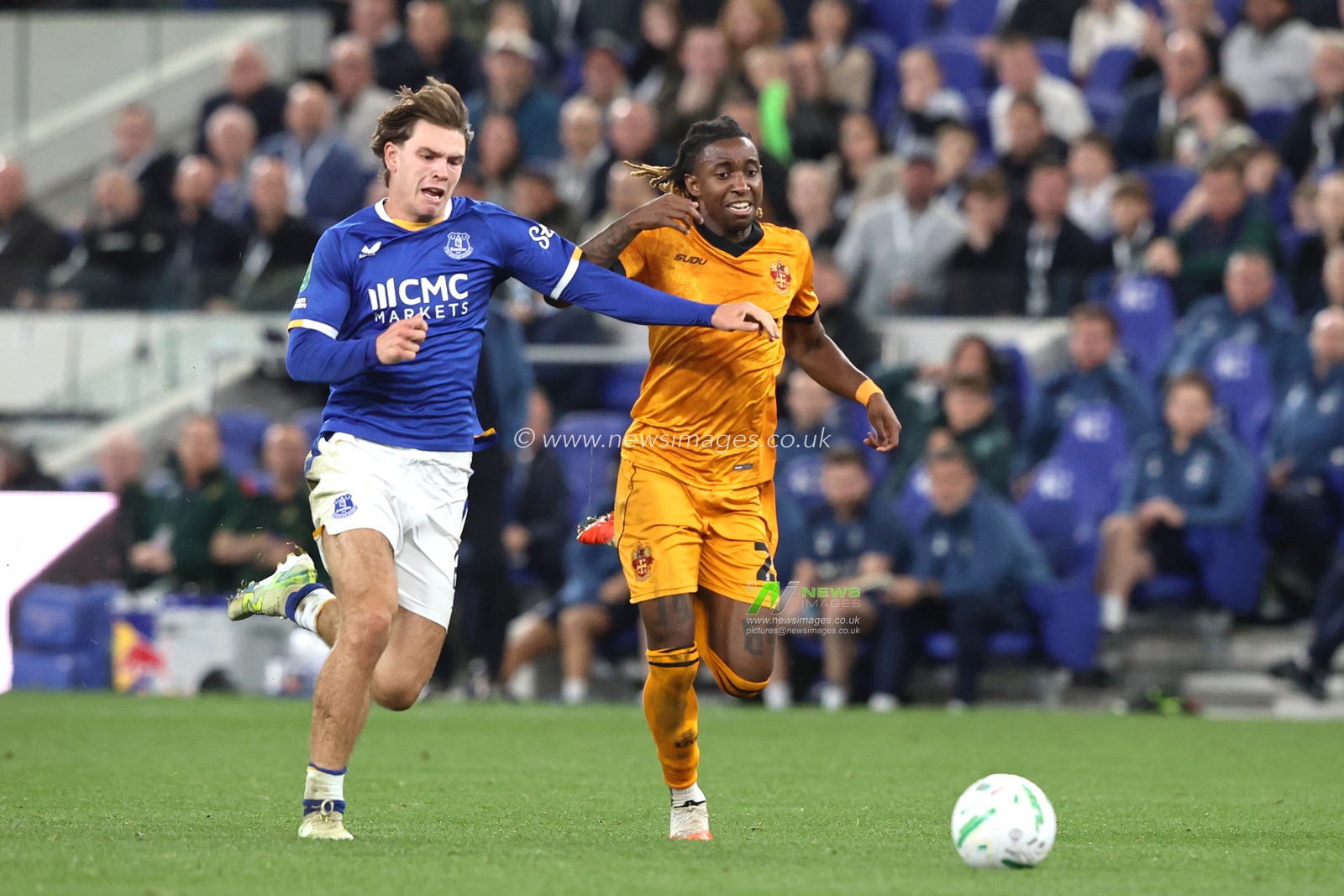 Tyler Dibling of Everton and Tawanda Chirewa of Wolverhampton Wanderers battle for the ball during the Carabao Cup round 3 match Everton vs Wolverhampton Wanderers at Hill Dickinson Stadium, Liverpool, United Kingdom on 16 September 2026

(Photo by Alfie Cosgrove/News Images)