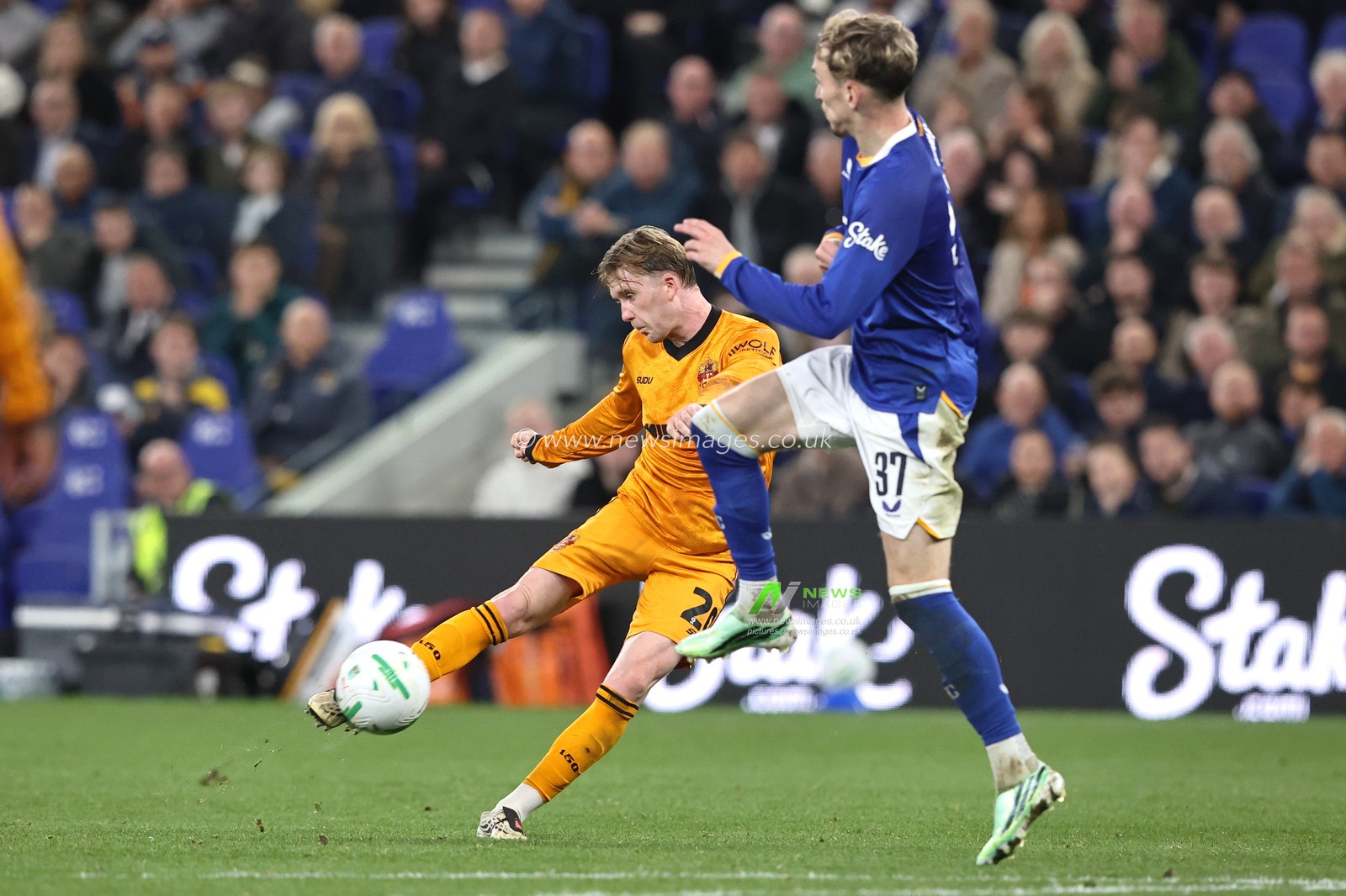 Tommy Doyle of Wolverhampton Wanderers takes a shot on goal during the Carabao Cup round 3 match Everton vs Wolverhampton Wanderers at Hill Dickinson Stadium, Liverpool, United Kingdom on 16 September 2026

(Photo by Alfie Cosgrove/News Images)