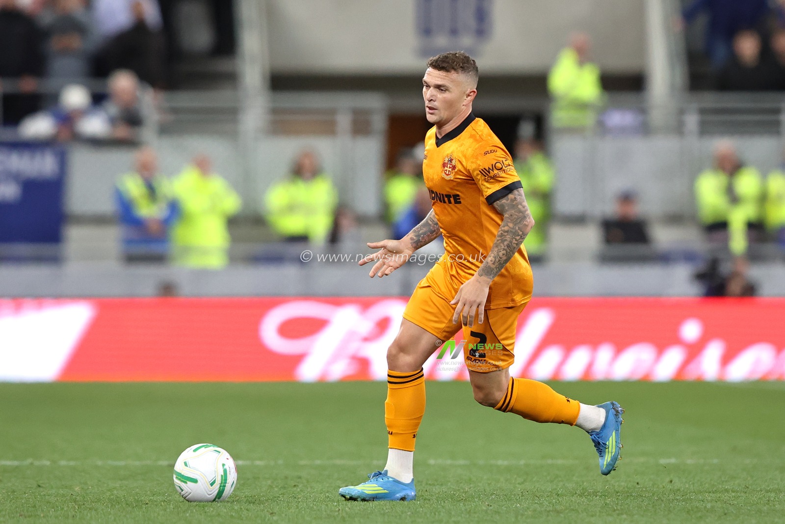 Kieran Trippier of Wolverhampton Wanderers breaks with the ball during the Carabao Cup round 3 match Everton vs Wolverhampton Wanderers at Hill Dickinson Stadium, Liverpool, United Kingdom on 16 September 2026

(Photo by Alfie Cosgrove/News Images)