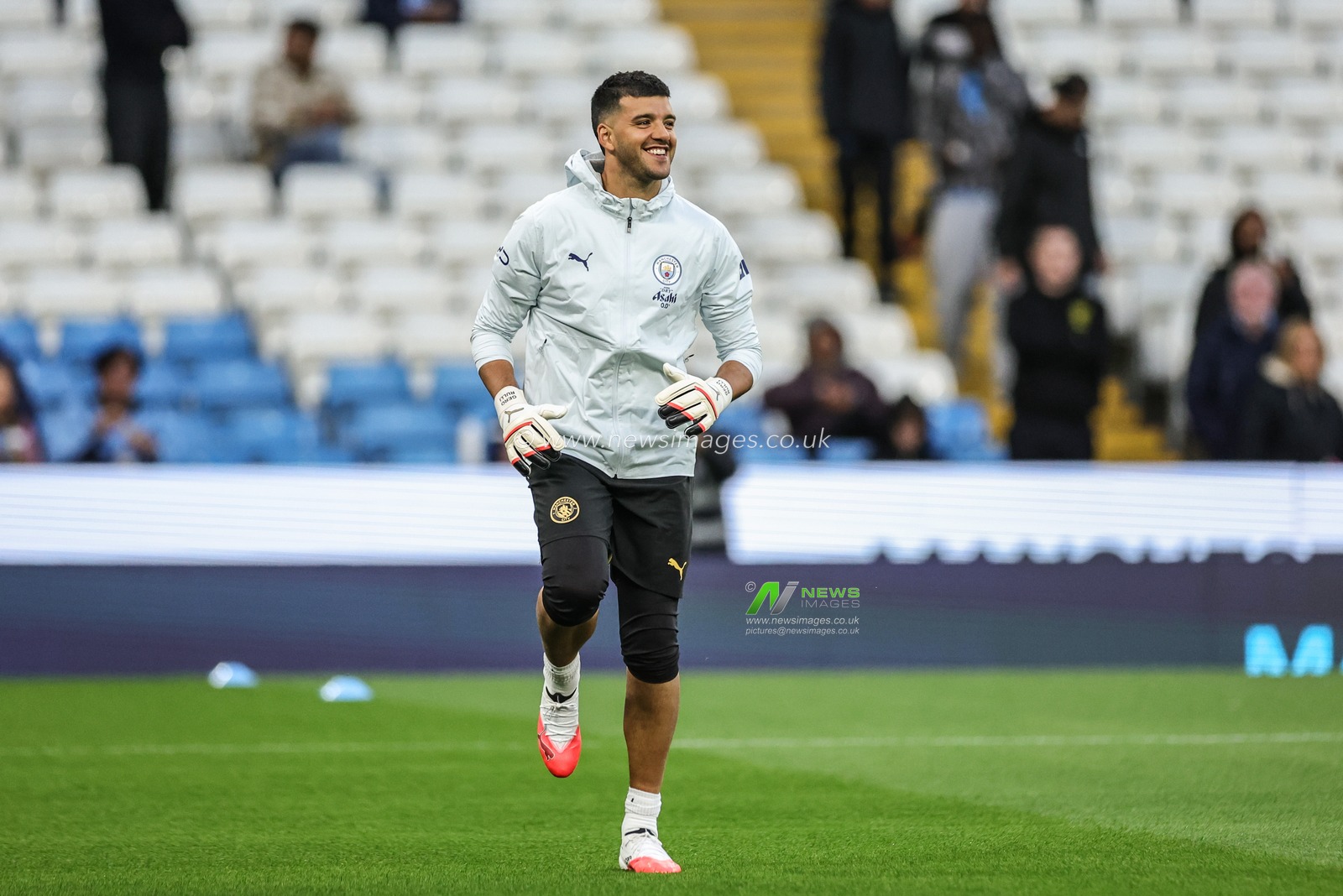 Manchester City goalkeeper Geronimo Rulli in the pregame warmup session during the Carabao Cup round 3 match Manchester City vs Norwich City at Etihad Stadium, Manchester, United Kingdom on 17 September 2026

(Photo by Mark Cosgrove/News Images)