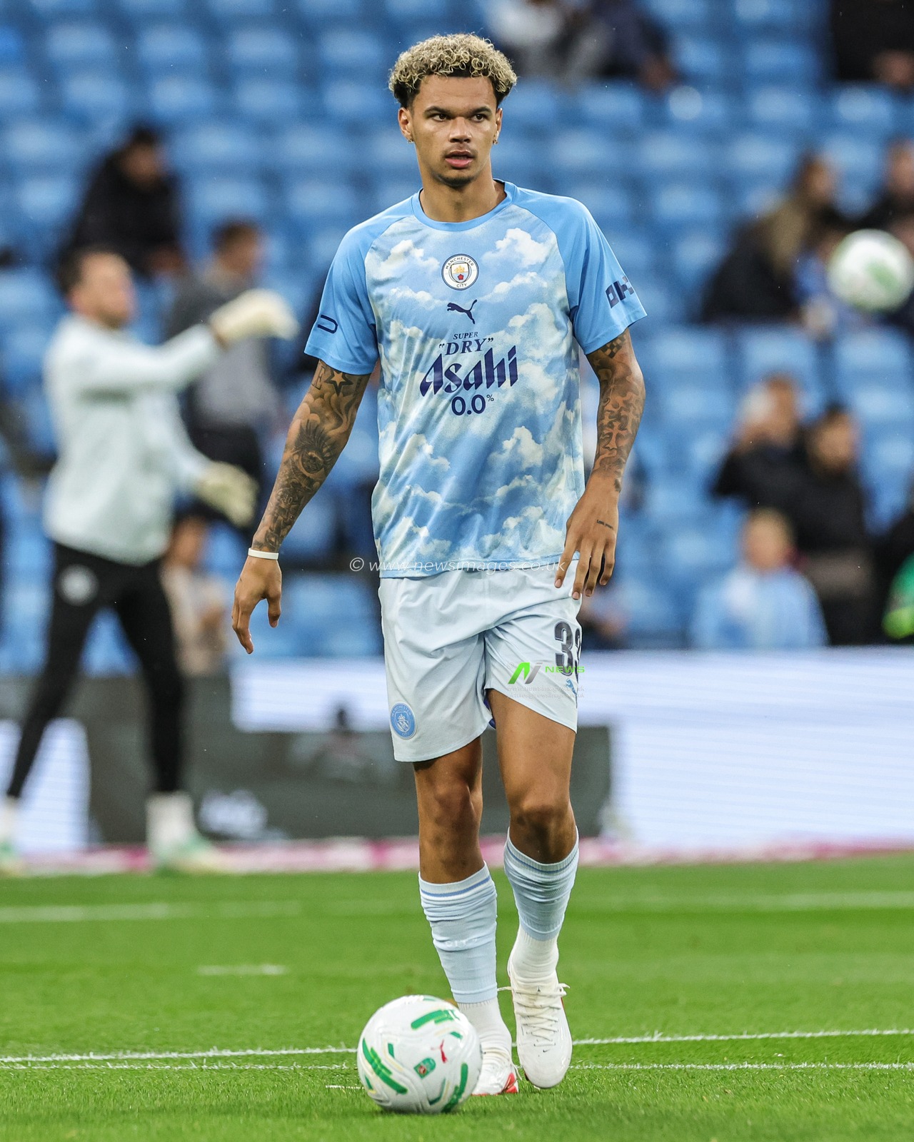 Nico O'Reilly of Manchester City in the pregame warmup session during the Carabao Cup round 3 match Manchester City vs Norwich City at Etihad Stadium, Manchester, United Kingdom on 17 September 2026

(Photo by Mark Cosgrove/News Images)