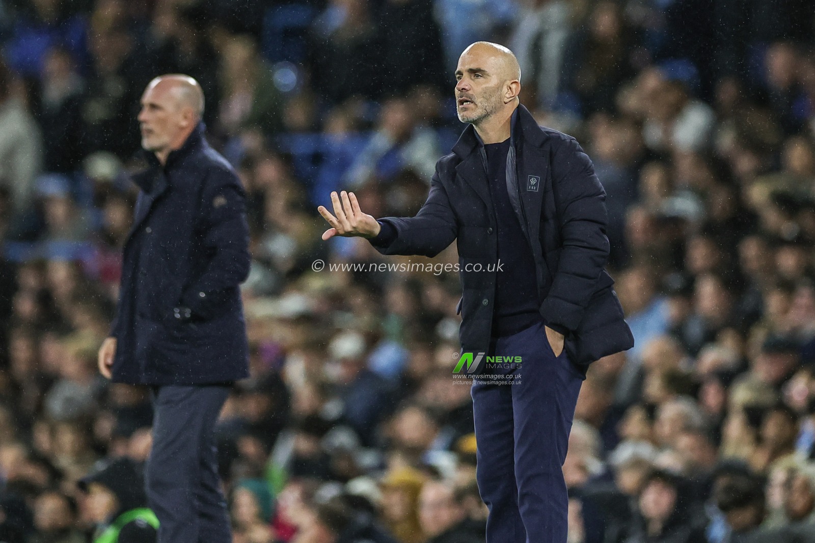 Enzo Maresca manager of Manchester City gives his team instructions during the Carabao Cup round 3 match Manchester City vs Norwich City at Etihad Stadium, Manchester, United Kingdom on 17 September 2026

(Photo by Mark Cosgrove/News Images)
