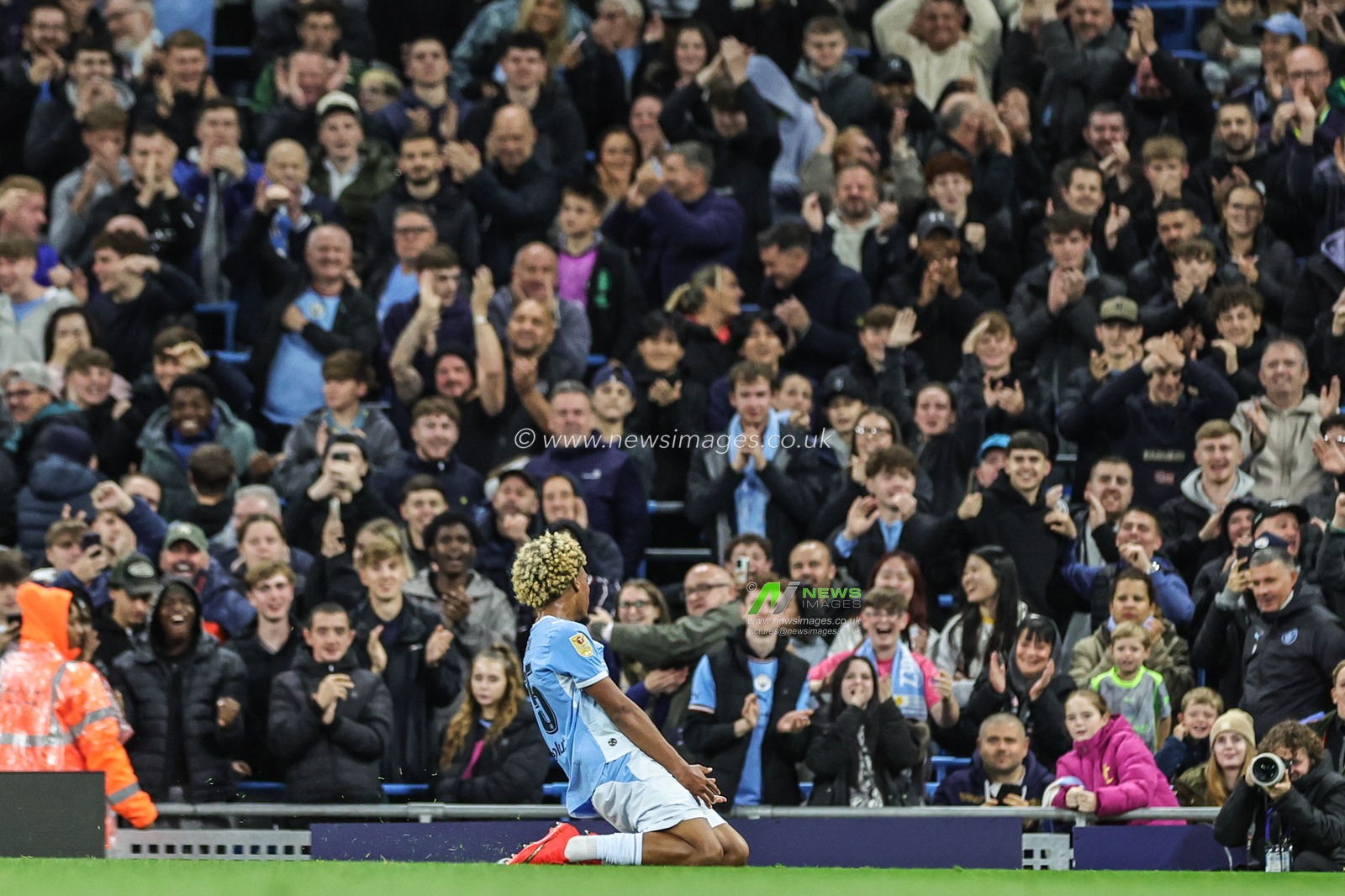 Floyd Samba of Manchester City scores to make it 1-0 during the Carabao Cup round 3 match Manchester City vs Norwich City at Etihad Stadium, Manchester, United Kingdom on 17 September 2026

(Photo by Mark Cosgrove/News Images)