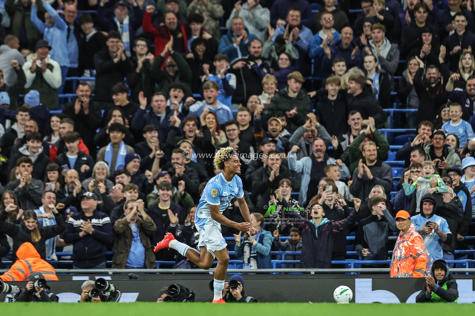Floyd Samba of Manchester City scores to make it 1-0 during the Carabao Cup round 3 match Manchester City vs Norwich City at Etihad Stadium, Manchester, United Kingdom on 17 September 2026

(Photo by Mark Cosgrove/News Images)
