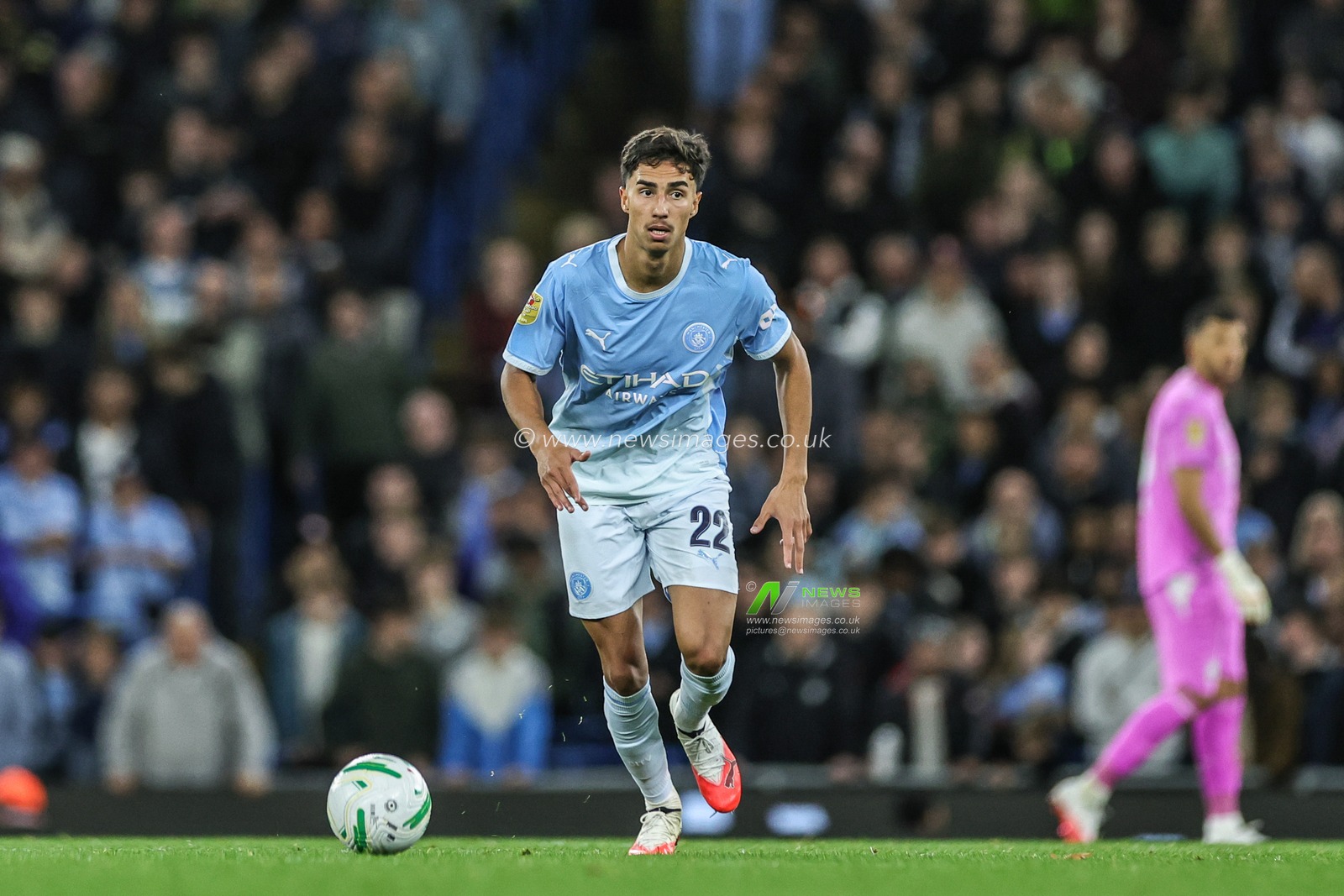 Vitor Reis of Manchester City breaks with the ball during the Carabao Cup round 3 match Manchester City vs Norwich City at Etihad Stadium, Manchester, United Kingdom on 17 September 2026

(Photo by Mark Cosgrove/News Images)
