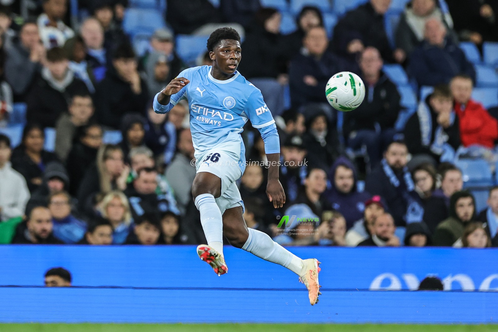 Ryan McAidoo of Manchester City controls the ball during the Carabao Cup round 3 match Manchester City vs Norwich City at Etihad Stadium, Manchester, United Kingdom on 17 September 2026

(Photo by Mark Cosgrove/News Images)