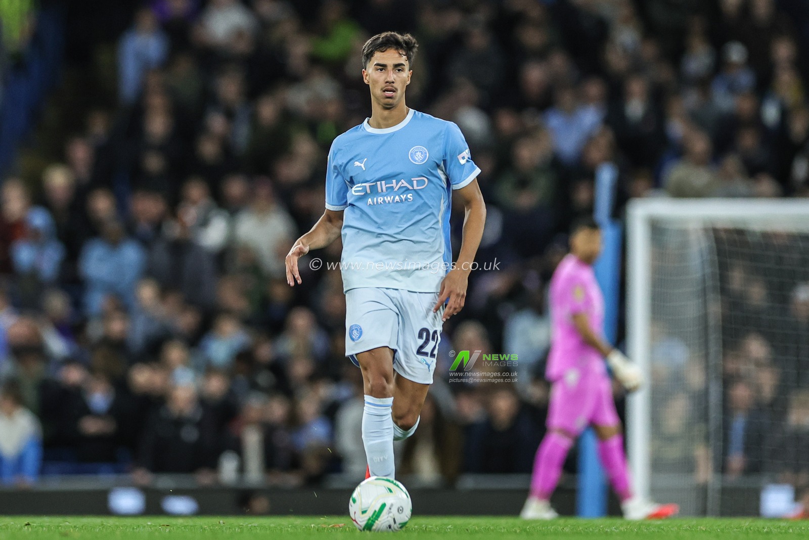 Vitor Reis of Manchester City breaks with the ball during the Carabao Cup round 3 match Manchester City vs Norwich City at Etihad Stadium, Manchester, United Kingdom on 17 September 2026

(Photo by Mark Cosgrove/News Images)