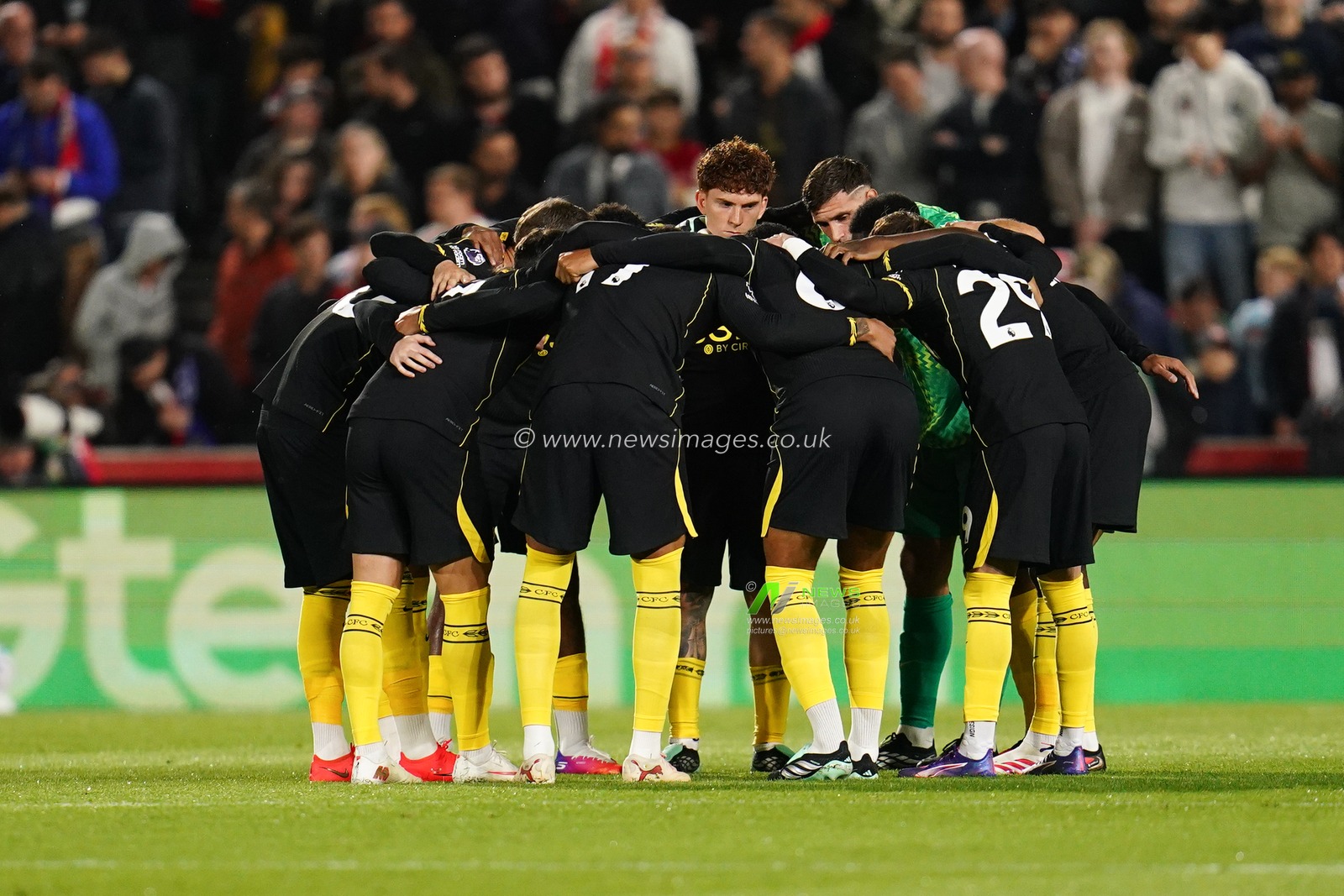 Chelsea players huddle before kick off during the Premier League match Brentford vs Chelsea at GTECH Community Stadium, London, United Kingdom on 18 September 2026

(Photo by Harvey Murphy/News Images)