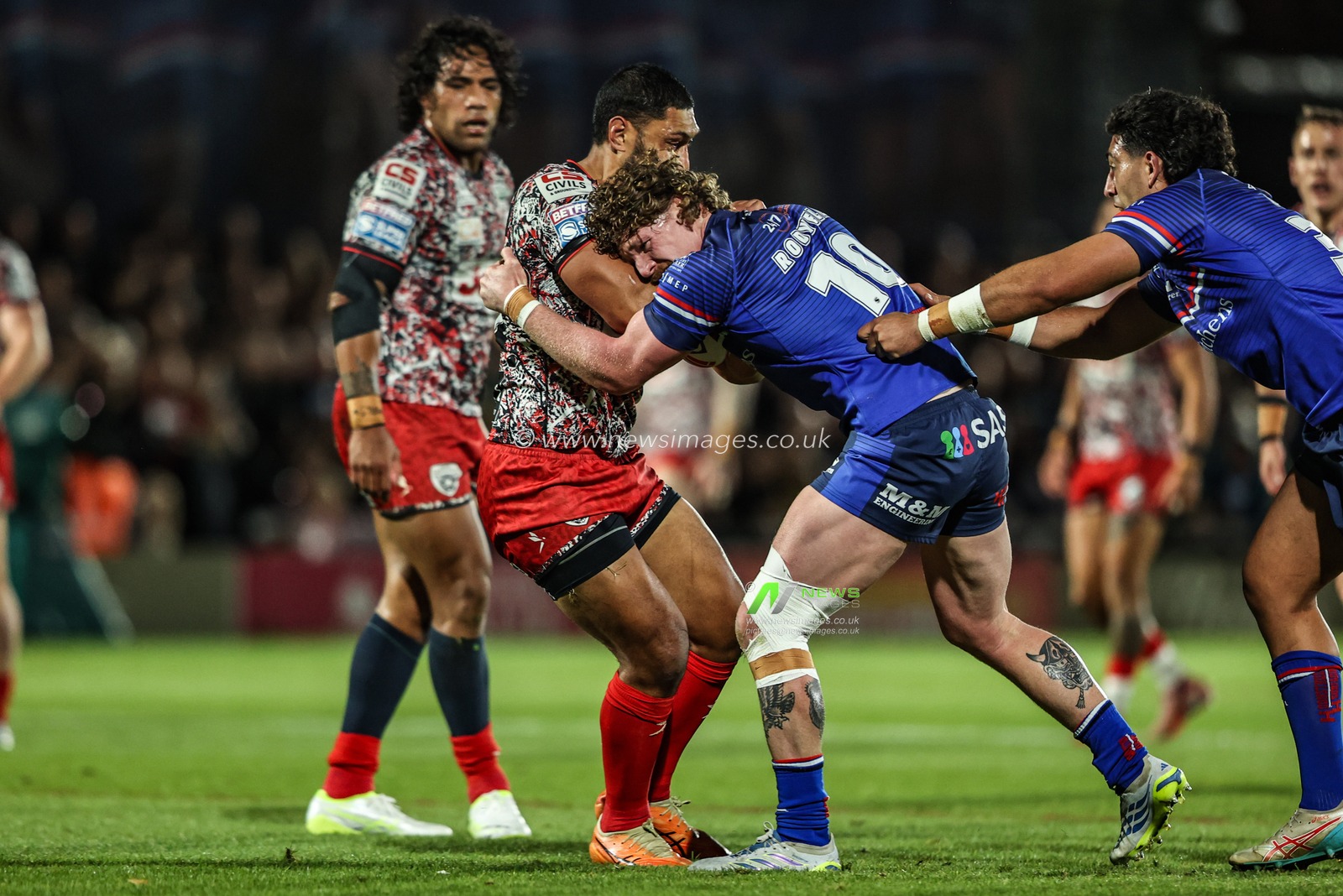 Isaac Liu of Leigh Leopards is tackled by Ky Rodwell of Wakefield Trinity during the Betfred Super League Play-off Eliminator round match Wakefield Trinity vs Leigh Leopards at DIY Kitchens Stadium, Wakefield, United Kingdom on 18 September 2026

(Photo by Alfie Cosgrove/News Images)