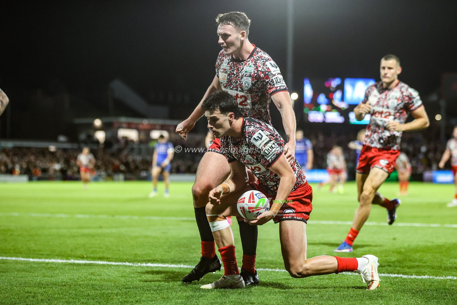 David Armstrong of Leigh Leopards celebrates his try during the Betfred Super League Play-off Eliminator round match Wakefield Trinity vs Leigh Leopards at DIY Kitchens Stadium, Wakefield, United Kingdom on 18 September 2026

(Photo by Alfie Cosgrove/News Images)